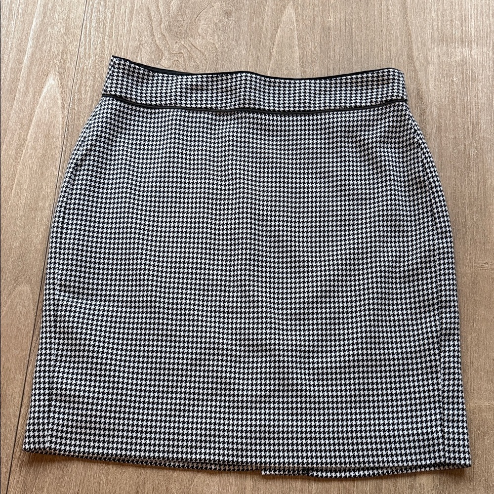 Banana Republic Black & White Houndstooth Pencil Skirt